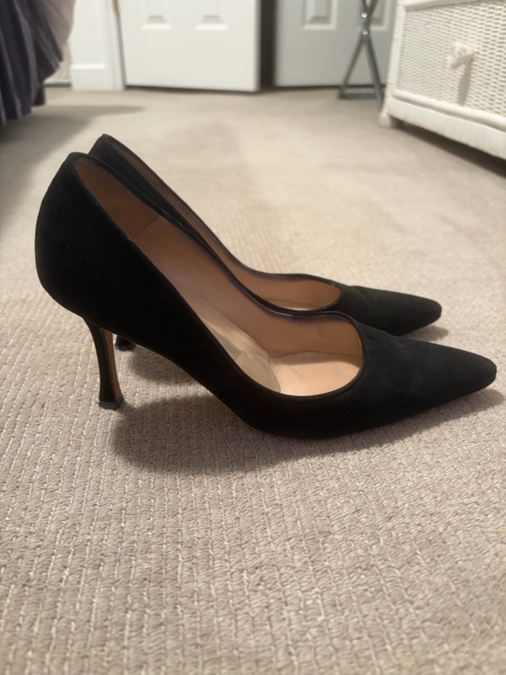 Manolo Blahnik Black Suede Pointed-Toe Pumps - Picture 4 of 11